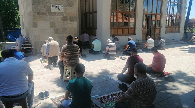 Cuma namazındaki Kovid-19 tedbirlerinden cemaat memnun