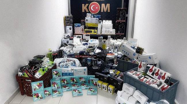 Edirne'de kaçak cep telefonu ve malzemenin yakalandığı otomobildeki iki kişi gözaltına alındı