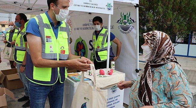 Edirne'de vatandaşlara 10 bin bez çanta ve bulaşık önlüğü dağıtıldı