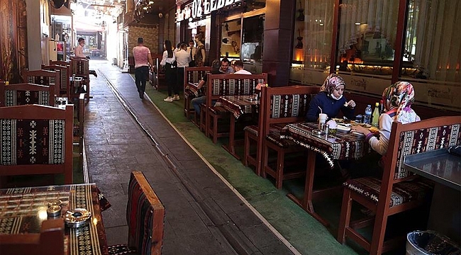 Lokanta, kafe ve kıraathane gibi iş yerlerinin çalışma saatlerine yönelik kısıtlama kaldırıldı