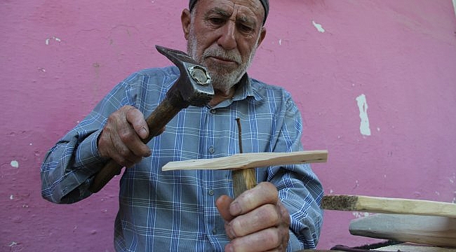 Refik dede kavak ağacından yaptığı uçaklarla 20 yıldır çocukları sevindiriyor