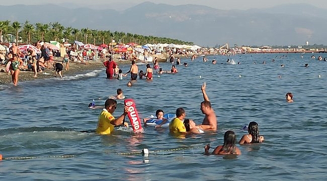 Denizde fenalaşan kadının imdadına cankurtaranlar yetişti