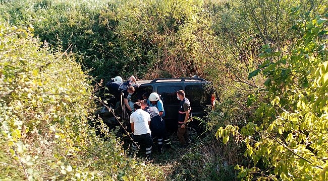 Dere yatağına devrilen araçtaki 1 kişi öldü, 2 kişi yaralandı