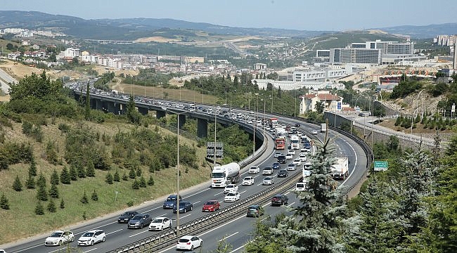 Dönüşe geçen tatilciler Anadolu Otoyolu'nda yoğunluk oluşturdu