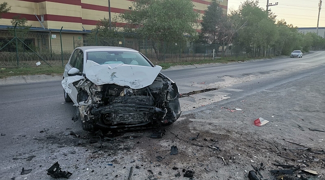 Gebze'de otomobil ile minibüs çarpıştı: 1 yaralı