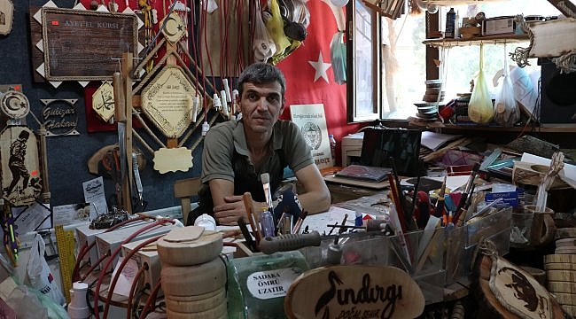 Marangozdan görerek merak ettiği ahşap yakma sanatı ekmek kapısı oldu