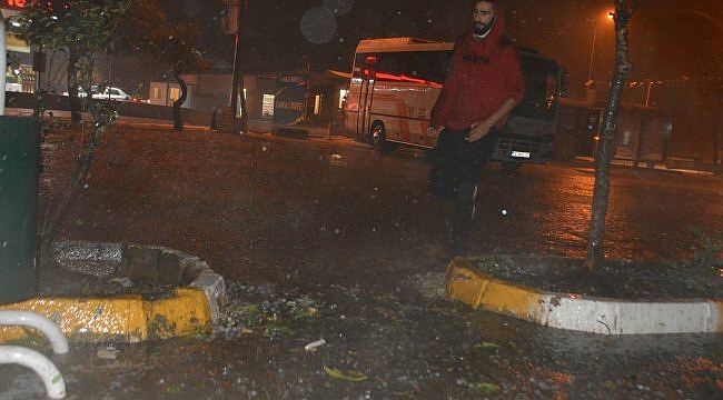 Ayvalık'ta fırtına ve dolu etkili oldu