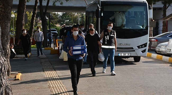 Balıkesir merkezli 10 ildeki FETÖ operasyonunda yakalanan şüpheliler adliyede