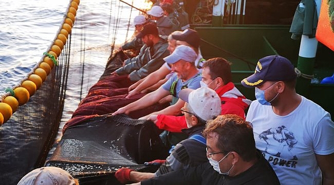 Çanakkale Valisi İlhami Aktaş balıkçılarla birlikte ağ çekti