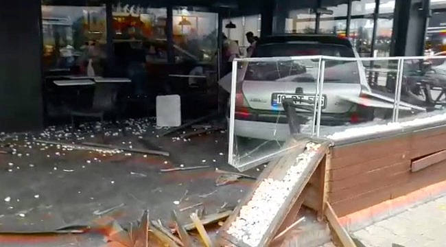 Kafenin bahçesine giren otomobilin çarptığı iki kişi yaralandı