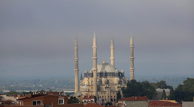 Sis bulutunun kapladığı Selimiye eşsiz güzellikler sundu