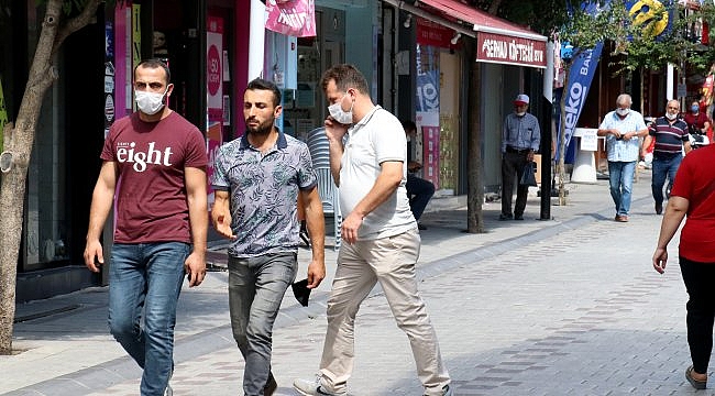 Zorunluluğa rağmen maske takmamakta direniyorlar