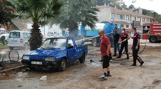 Bayramiç'te park halindeki araçta yangın çıktı