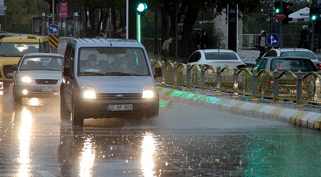 Edirne'de gök gürültülü sağanak etkili oluyor