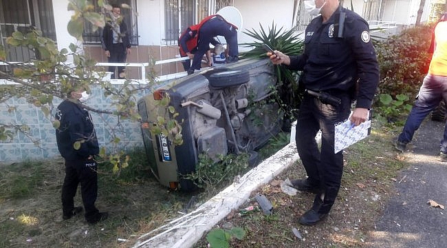 Edremit'te otomobil evin bahçesine devrildi: 2 yaralı