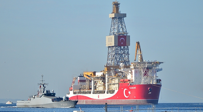 Kanuni sondaj gemisi Çanakkale Boğazı'ndan geçişine başladı