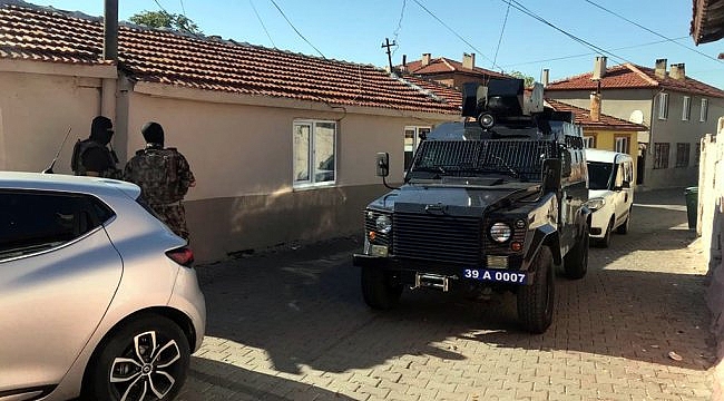 Kitap ve defterin arasına uyuşturucu gizleyerek sattıkları iddiasıyla 4 şüpheli yakalandı