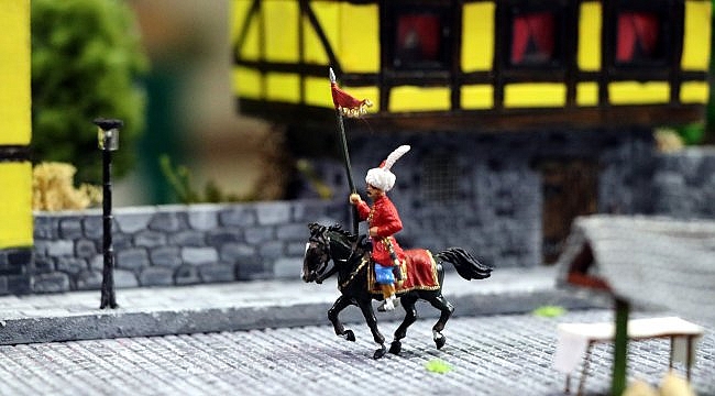 Tarihi şehirleri ve savaşları yaptığı diorama çalışmalarıyla canlandırıyor