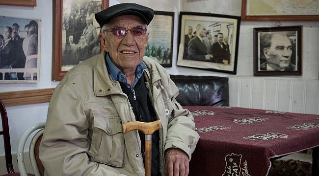 Atatürk posterleriyle donatılan kahvehanede saatler her zaman 9'u 5 geçiyor