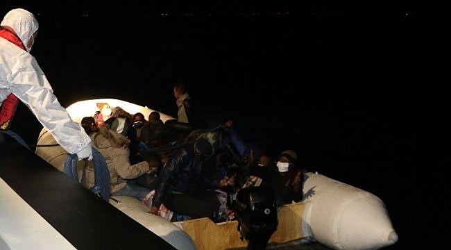 Balıkesir'de denizde mahsur kalan 29 düzensiz göçmen kurtarıldı
