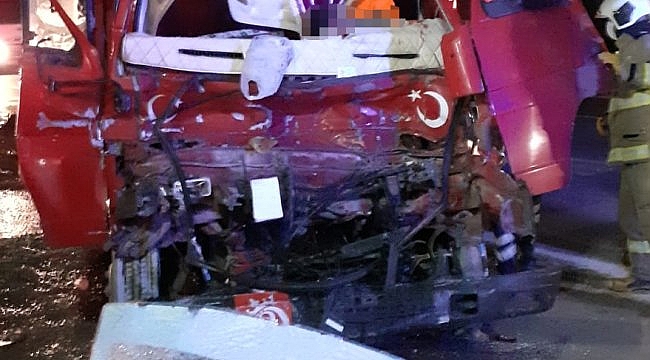 Balıkesir'de kamyon tıra çarptı: 1 ölü