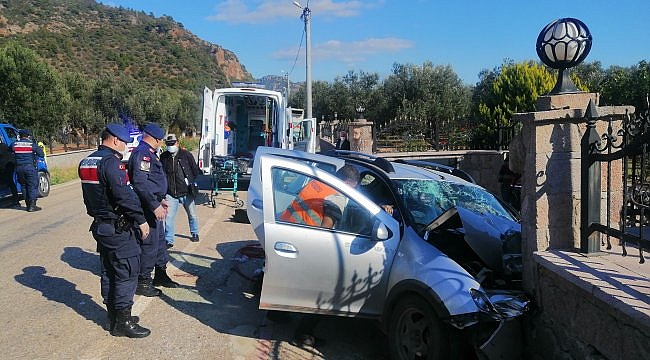 Çanakkale'de otomobil duvara çarptı: 3 ölü, 1 yaralı