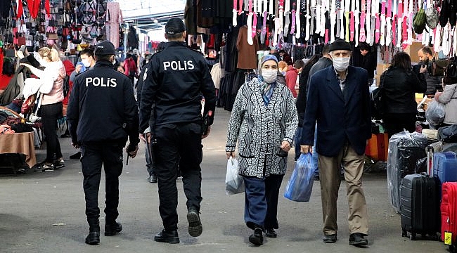 "Uluslararası" halk pazarına maskesi olmayan kimse alınmıyor