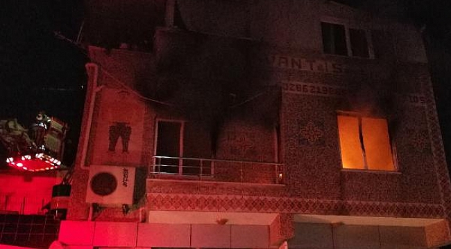 Çanakkale'de sobalı evde çıkan yangında mahsur kalan aileyi itfaiye kurtardı