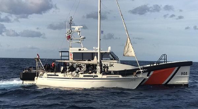 Ayvacık açıklarında yelkenli teknede 37 kaçak göçmen ile 2 organizatör yakalandı