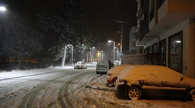 Ayvacık'ta kar yağışı etkili oluyor