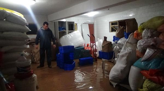 Bayramiç'te sağanak yağmurda ev ve iş yerlerini su bastı
