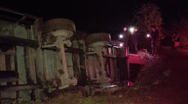 Çanakkale'de tavuk yüklü TIR, su kanalına devrildi