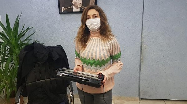 Döviz bürosu sahibi kadın, silahlı soyguncuyu kovaladı