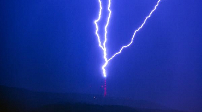 Televizyon Verici Kulesi üzerine düşen yıldırımı fotoğrafladı