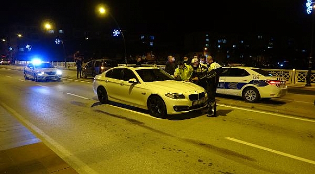 Yılbaşı gecesi benzini biten otomobili yolun ortasına bırakıp kaçan 16 yaşındaki sürücüye, 10 bin lira ceza kesildi