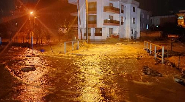 Bayramiç'te sağanak yağış nedeniyle dereler taştı