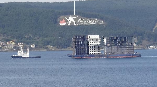 Çanakkale Boğazı'ndan 'apartman' görünümlü platform geçti
