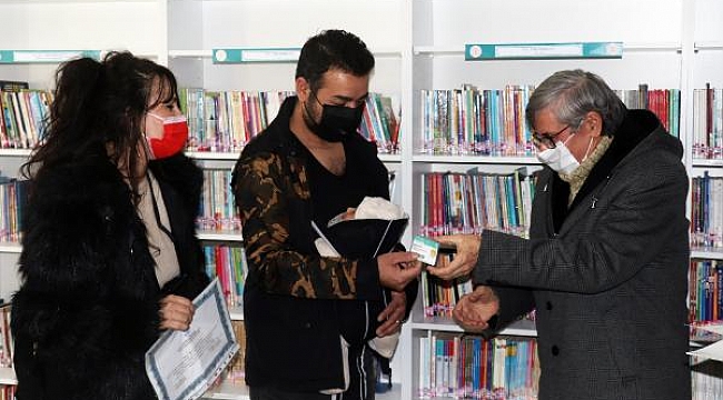 Çanakkale'de 18 günlük bebek kütüphaneye üye oldu