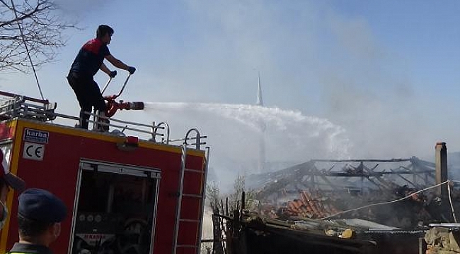 Çanakkale'de kayınpederinin yanan evine müdahale eden itfaiye eri, duvar çökünce ölümden döndü