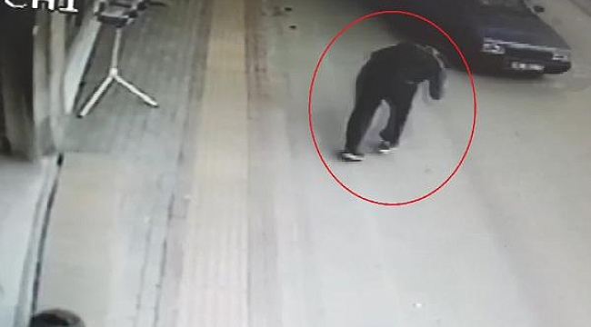 Otomobilin altında kalmaktan saniyelerle kurtuldu