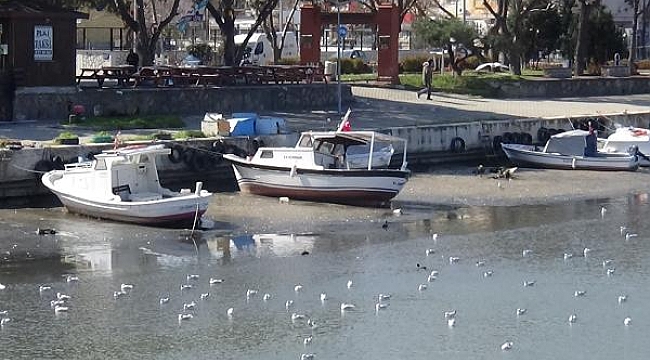 Sarıçay'da sular çekildi tekneler karaya oturdu