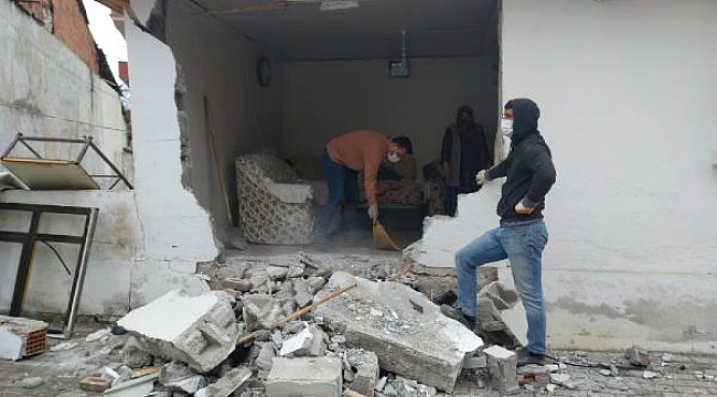 Yoldan çıkan TIR eve girdi, televizyon izleyen genç yaralandı