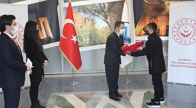 18 Mart'ta Şehitler Abidesi'nde göndere çekilecek Türk bayrağı Çanakkale'ye ulaştı