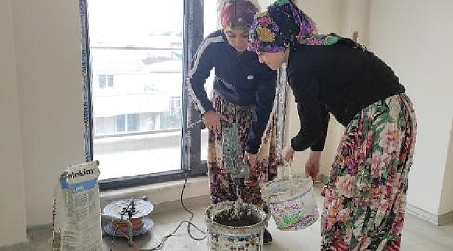 4 kadın inşaatlarda çalışıp, seramik kaplıyor