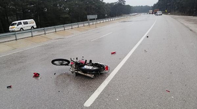 Ayvacık'ta kamyona çarpan motosikletli genç öldü