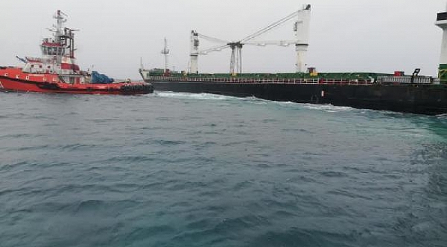 Bozcaada açıklarında karaya oturan kum yüklü gemi kurtarıldı