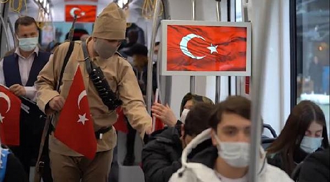 Çanakkale şehitleri için tramvayda saygı duruşu