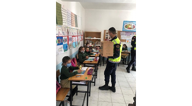 Çanakkale'de jandarma, öğrencilere top hediye etti