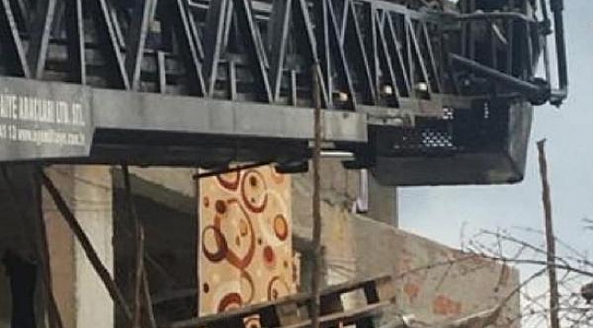 İki katlı evin merdiveni çöktü, mahsur kalan 6 kişiyi itfaiye kurtardı