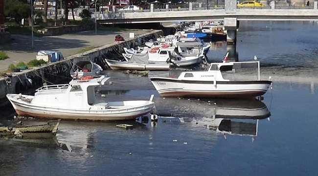 Sular çekildi tekneler karaya oturdu, balıkçılar avlanmaya çıkamadı